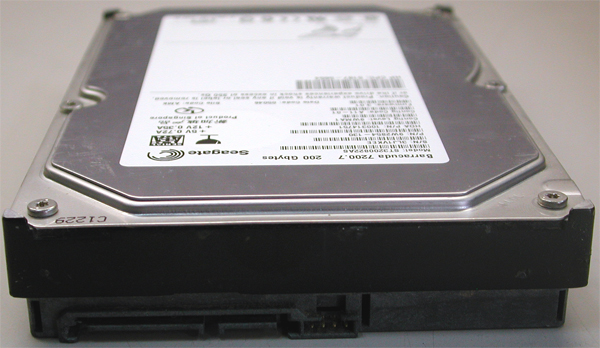 Seagate_Barracuda_200_Gigs_Serial_ATA_ST3200822AS_2.jpg